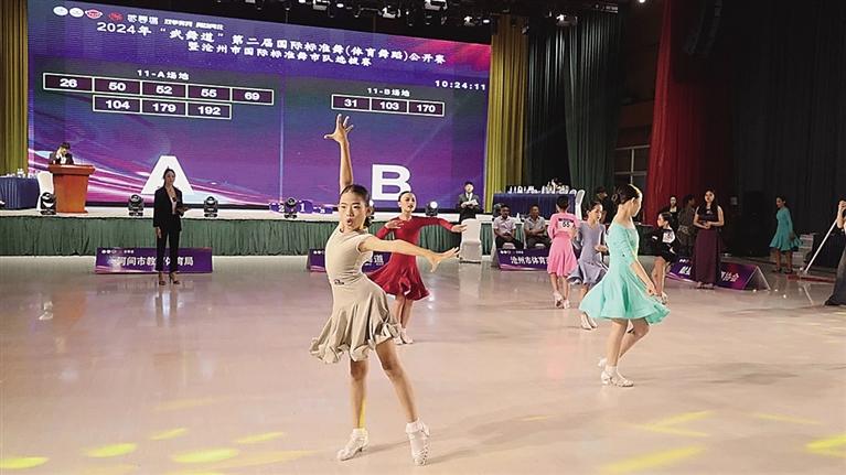 南集镇范荡村:“舞林大会巅峰之夜”舞动星河情满范荡!(图1)