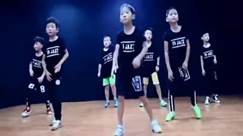 24小时全网刷屏！最酷的小孩街舞萌娃跳舞记录你看了吗？(图1)