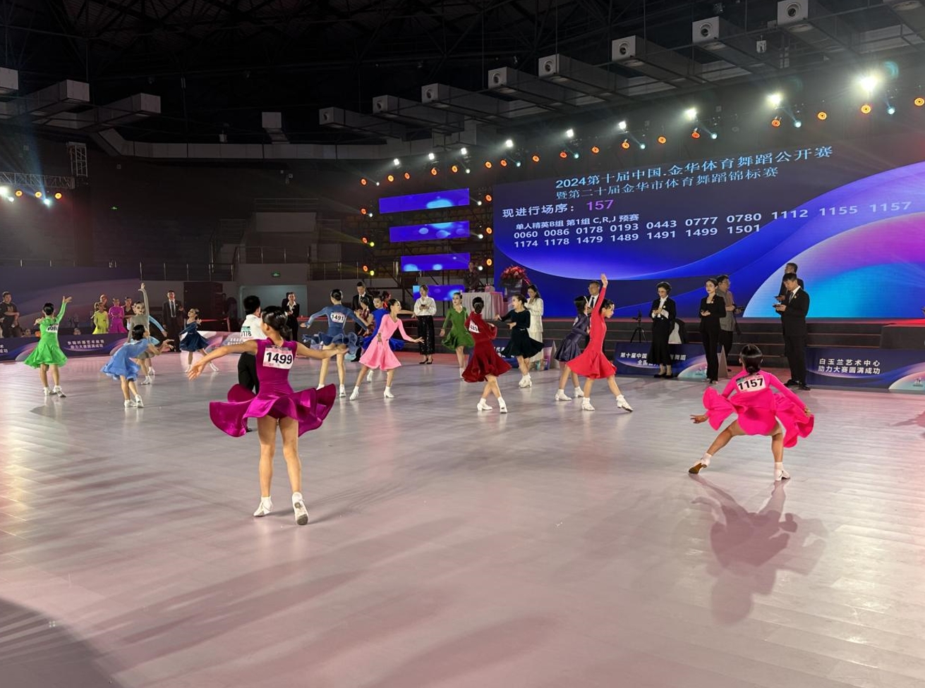 【新春走基层】舟曲县憨班镇：篮球跃动新春韵锅庄广场舞齐助阵(图1)