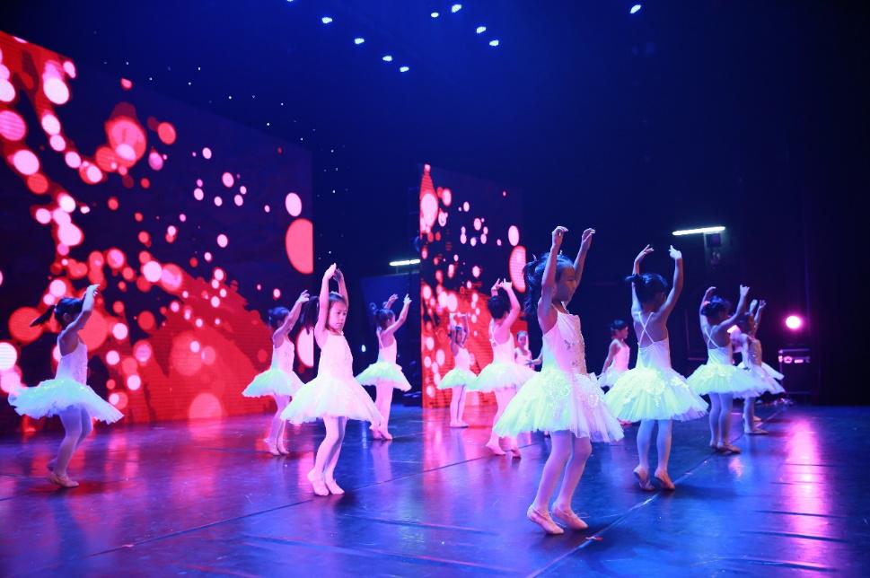 近万名跑者竞速山水间江西龙虎山体旅融合让“赛事”变“盛事”(图1)